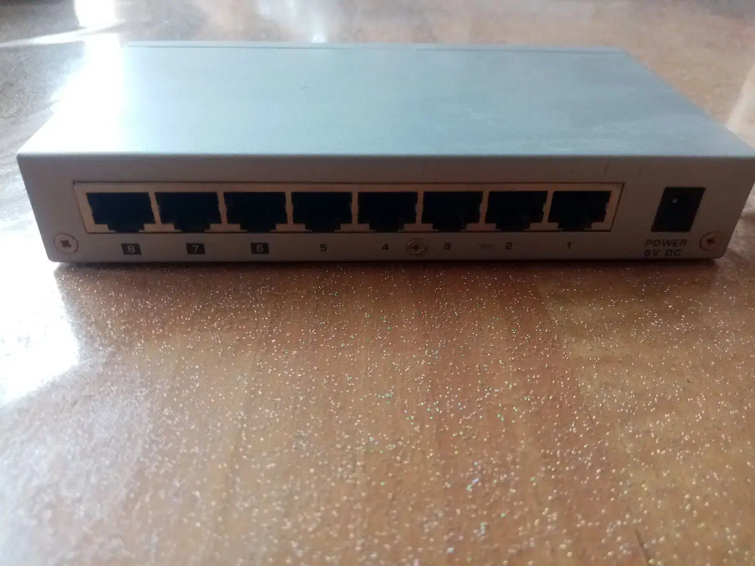 سوئیچ شبکه 8 پورت|مودم و تجهیزات شبکه|شیراز, شهرک گلستان شمالی|دیوار