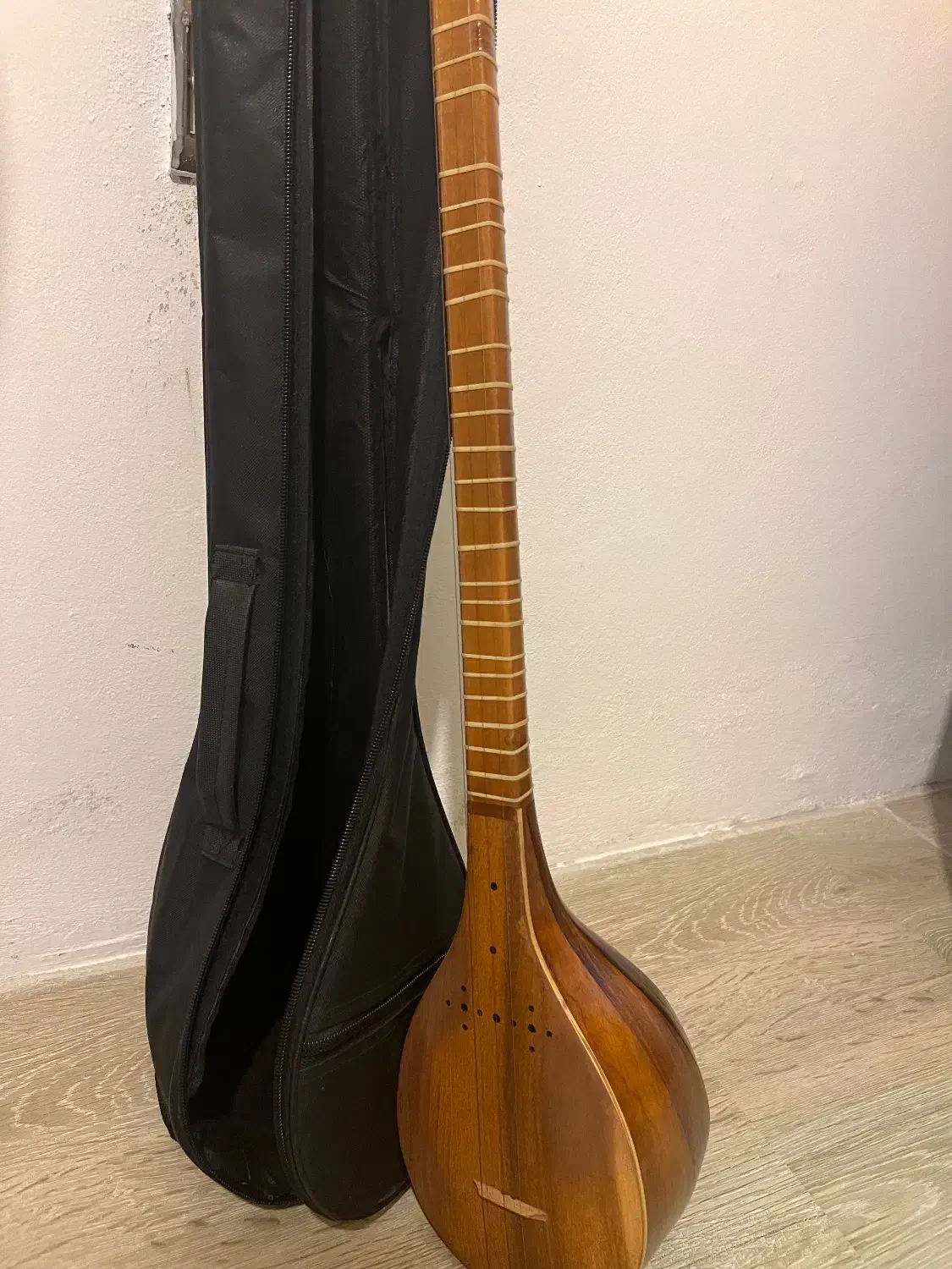 سه تار بهمراه چندکتاب آموزشی|سازهای سنتی|نور, |دیوار