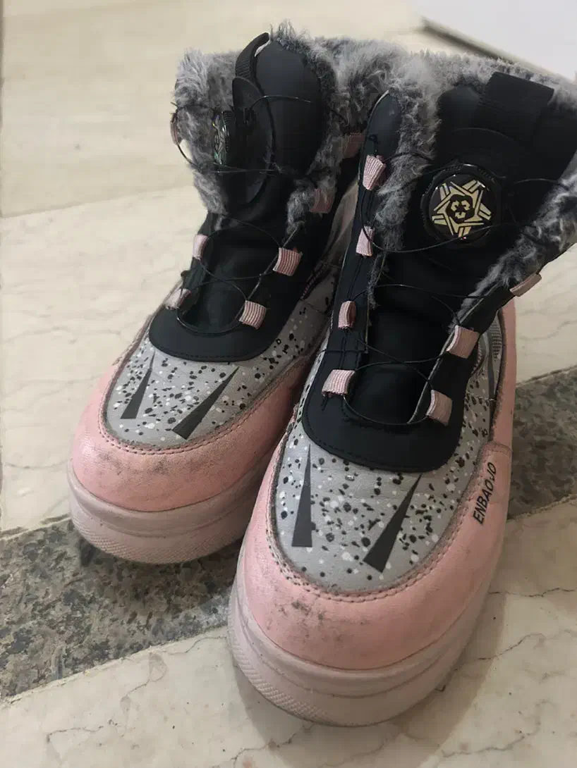 بوت|کفش و لباس بچه|رشت, صفاری|دیوار