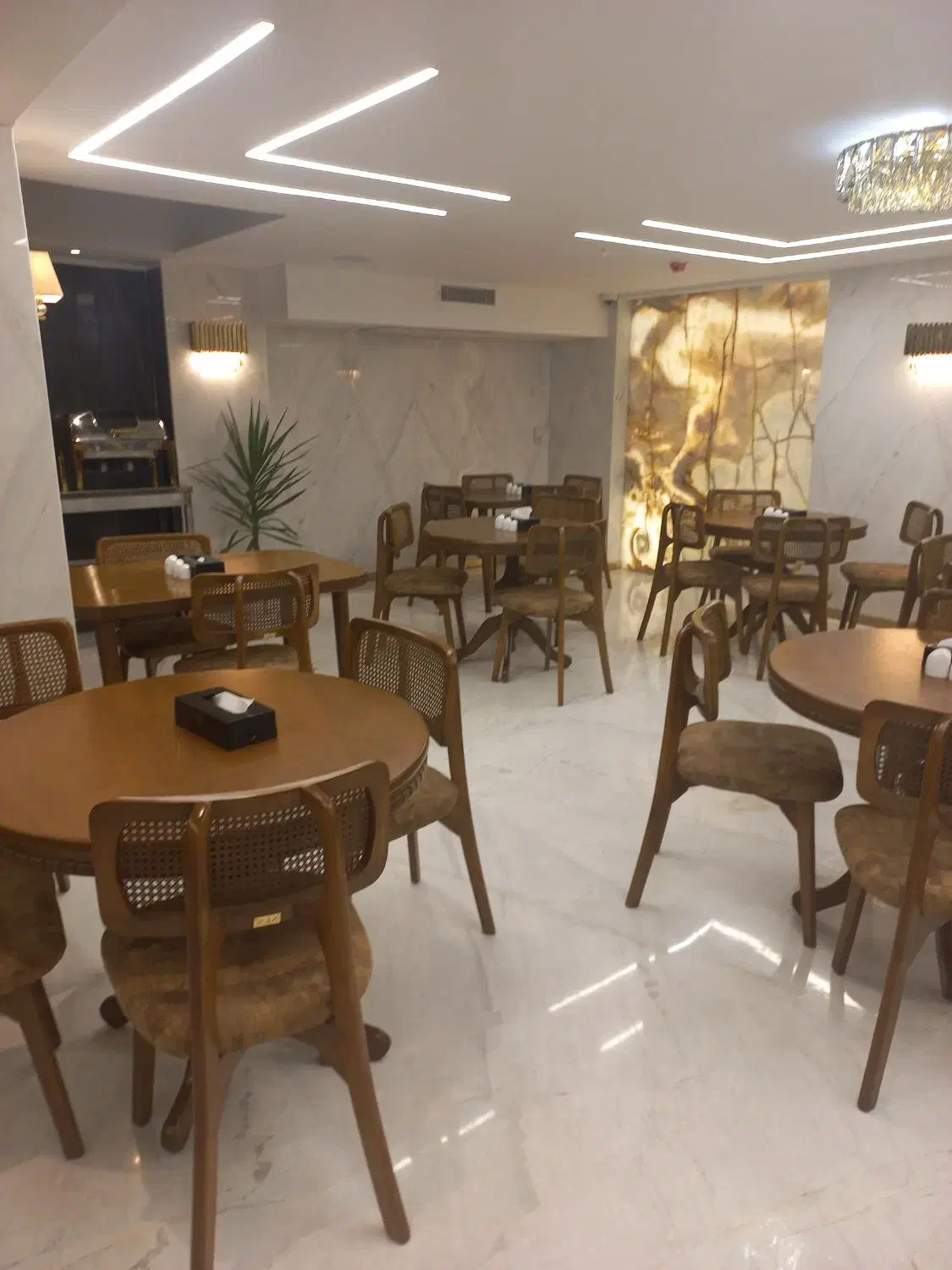 نیروی رستوران هتل آشپز.کمک آشپز.باریستا.سالنکار|استخدام خدمات فروشگاه و رستوران|تهران, بلوار کشاورز|دیوار