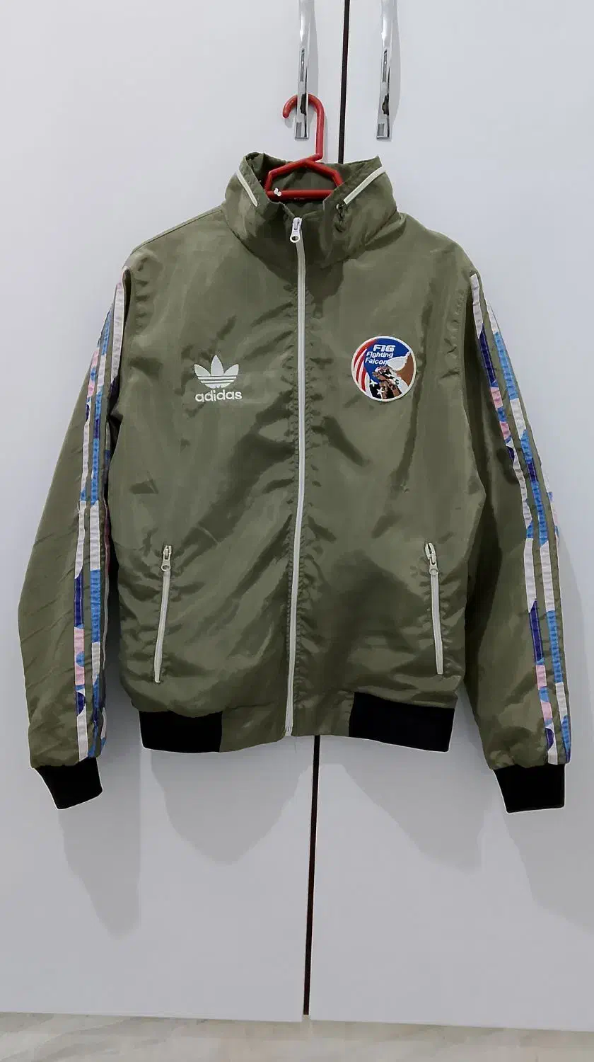 بادگیر آدیداس|لباس|سبزوار, باهنر|دیوار