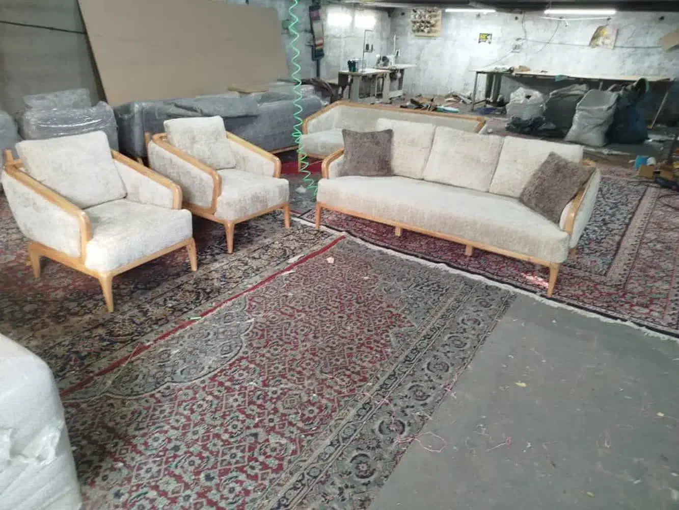 دلاوران تولیدکننده ی مبلمان راحتی بروز|مبلمان خانگی و میز عسلی|زارچ, |دیوار