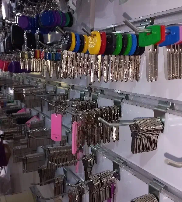 قفل و کلید سازی مستر کلید|خدمات پیشه و مهارت|فولادشهر, فولادشهر|دیوار