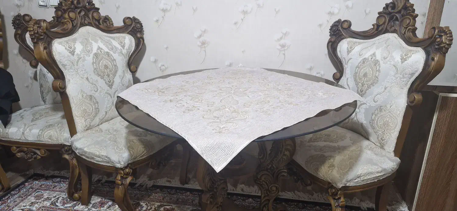 میز نهارخوری ۴ نفره با دو صندلی در حد نو|میز و صندلی غذاخوری|محمدشهر, محمدشهر|دیوار