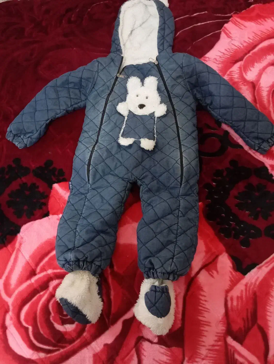 لباس بچگانه|کفش و لباس بچه|میانه, |دیوار