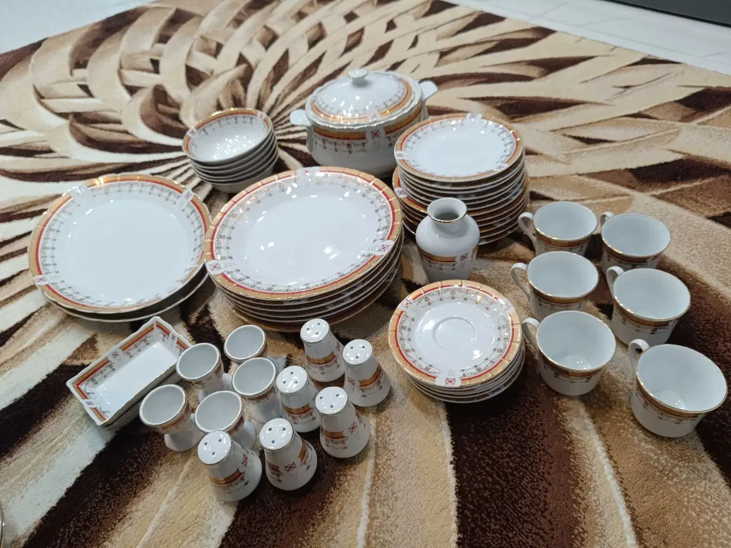 سرویس چینی|میز و صندلی غذاخوری|رشت, رودباری|دیوار