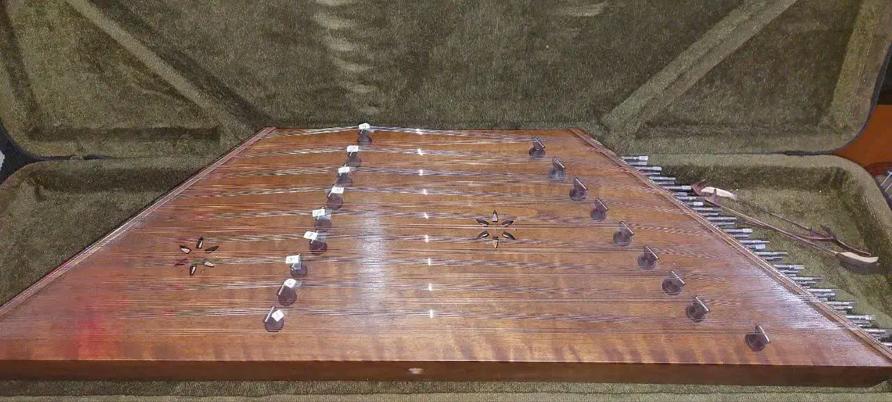 سنتور از چوب گردو|سازهای سنتی|اراک, |دیوار