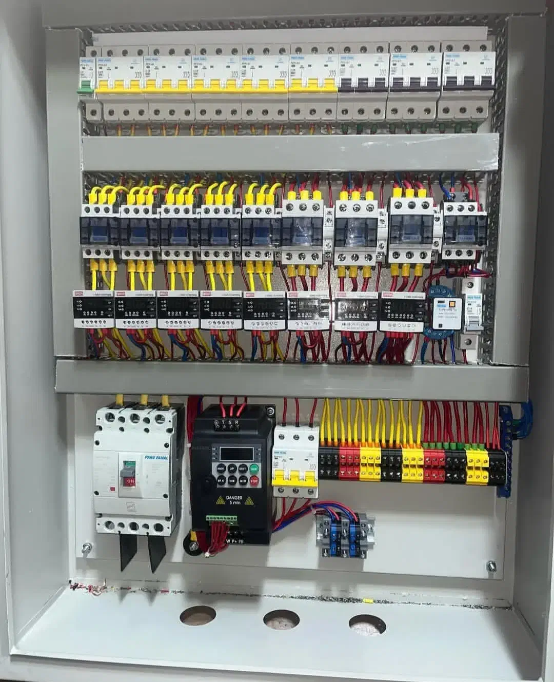 اورژانس برق/برق صنعتی/رفع اتصالی/بانک خازنی/برقکار|خدمات پیشه و مهارت|کرمان, |دیوار