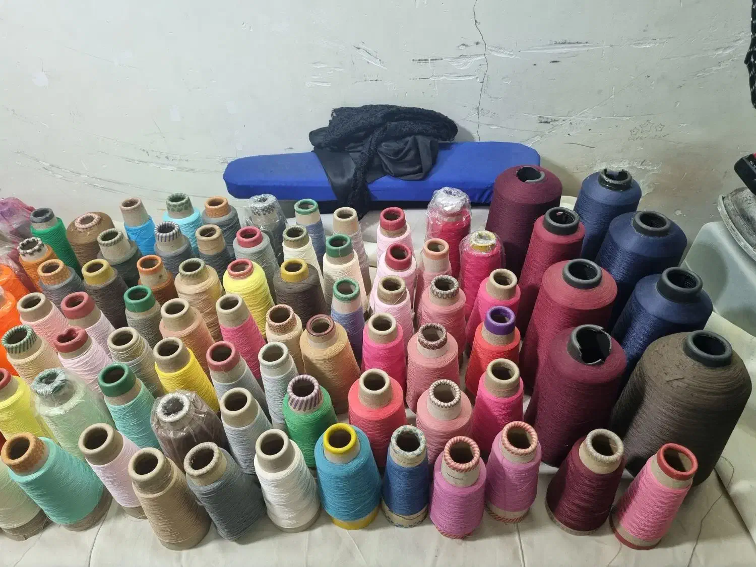 تعداد زیادی نخ زیگزال و دوک|چرخ خیاطی و ریسندگی|صفادشت, |دیوار