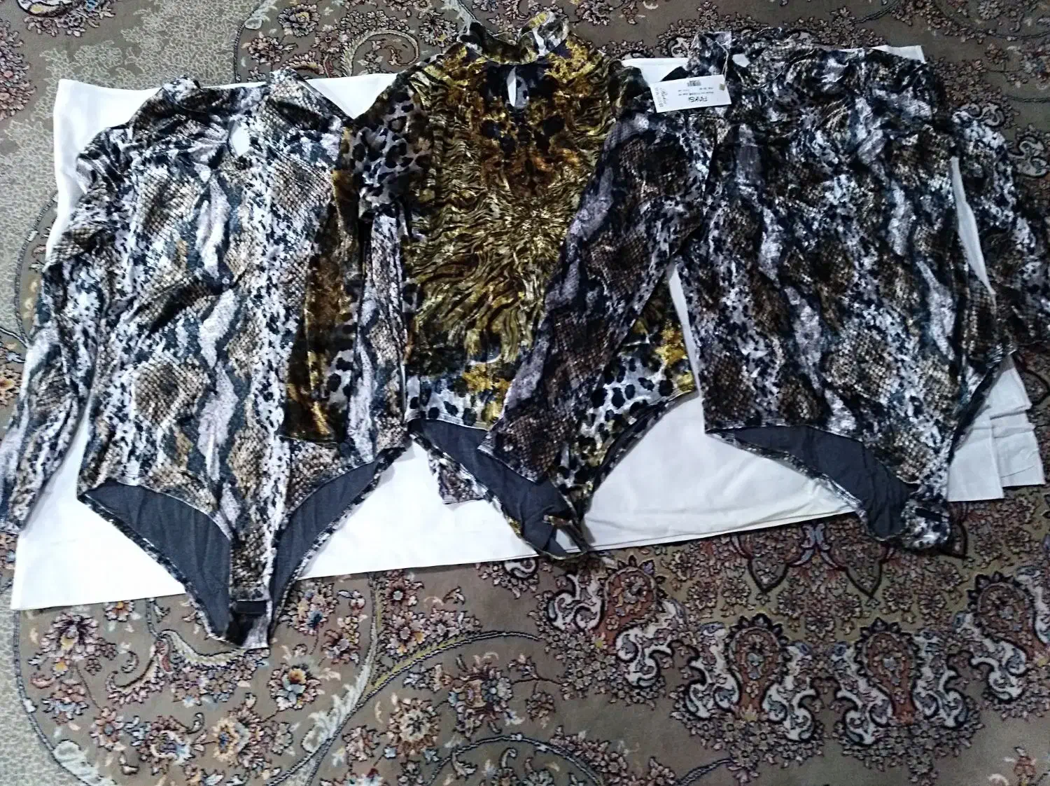 تعدادی بادی مخمل|لباس|اهواز, کوروش|دیوار