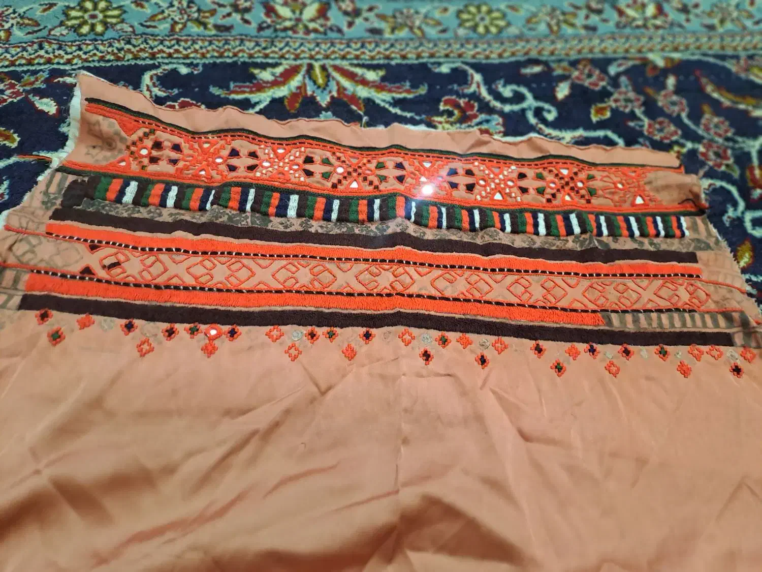 تپه ای یکم اینه هم دوخته|لباس|سراوان, |دیوار