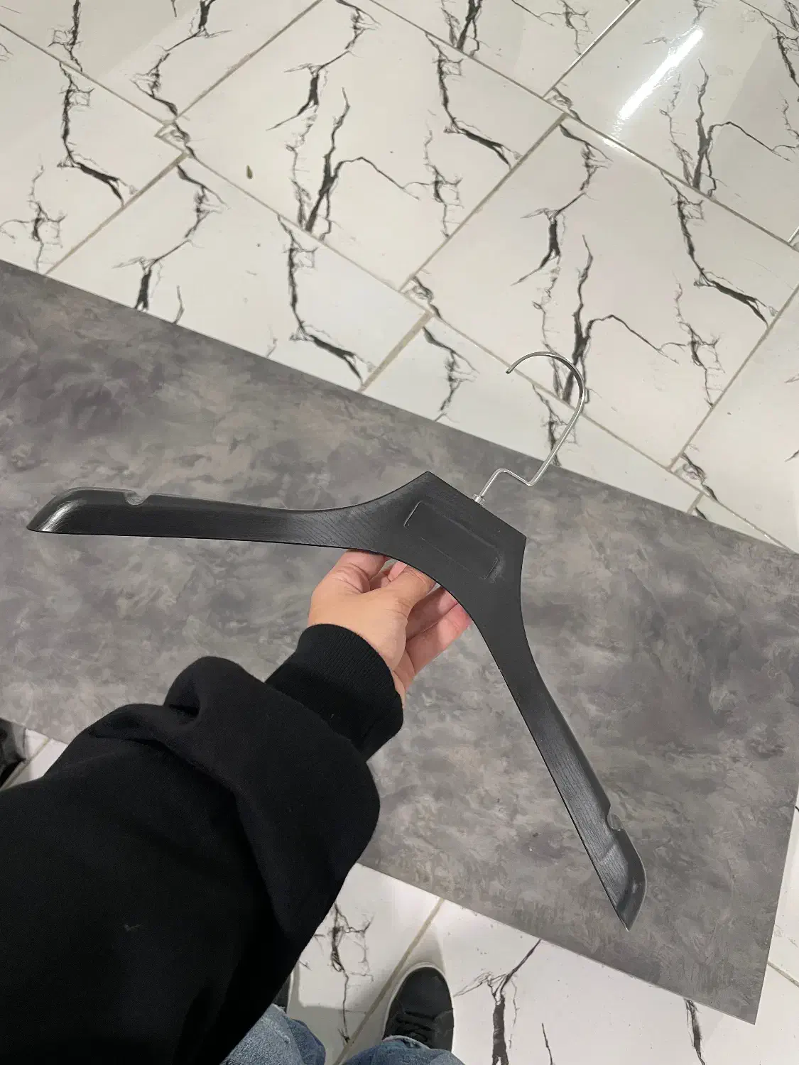 چوبکار لباس|بندرخت و رخت‌آویز|رشت, کوی یخ|دیوار