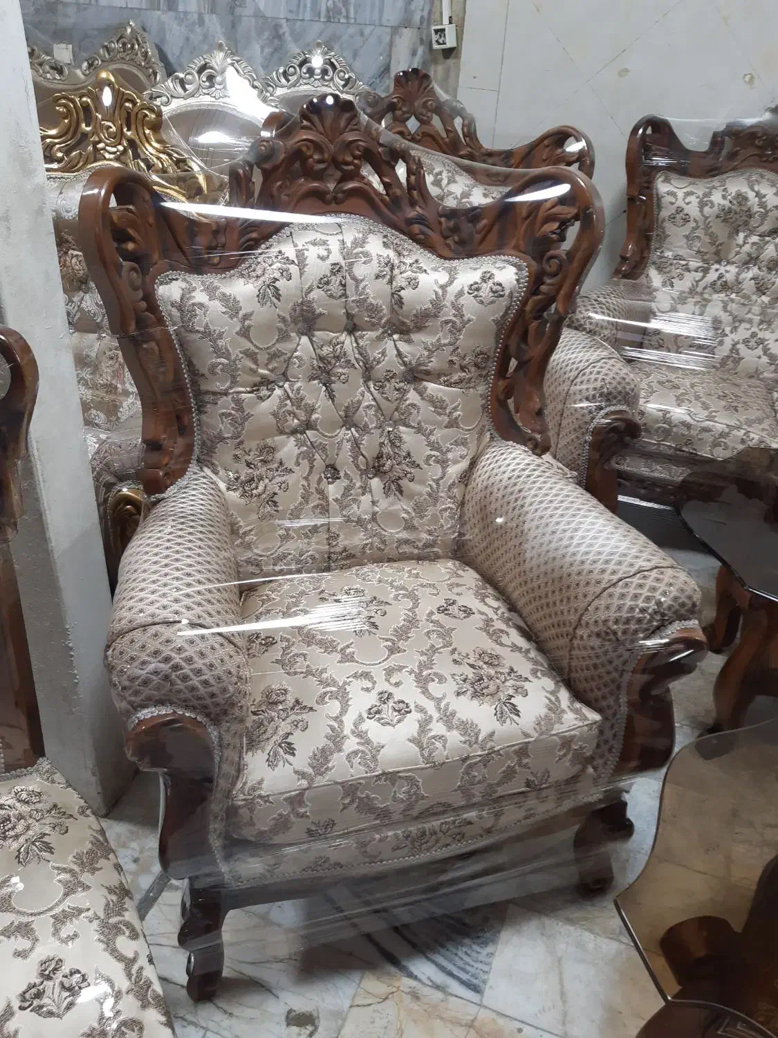 مبل۹نفر استیل بهمراه میزوعسلی چوب گردو درحدنو|مبلمان خانگی و میز عسلی|قزوین, |دیوار