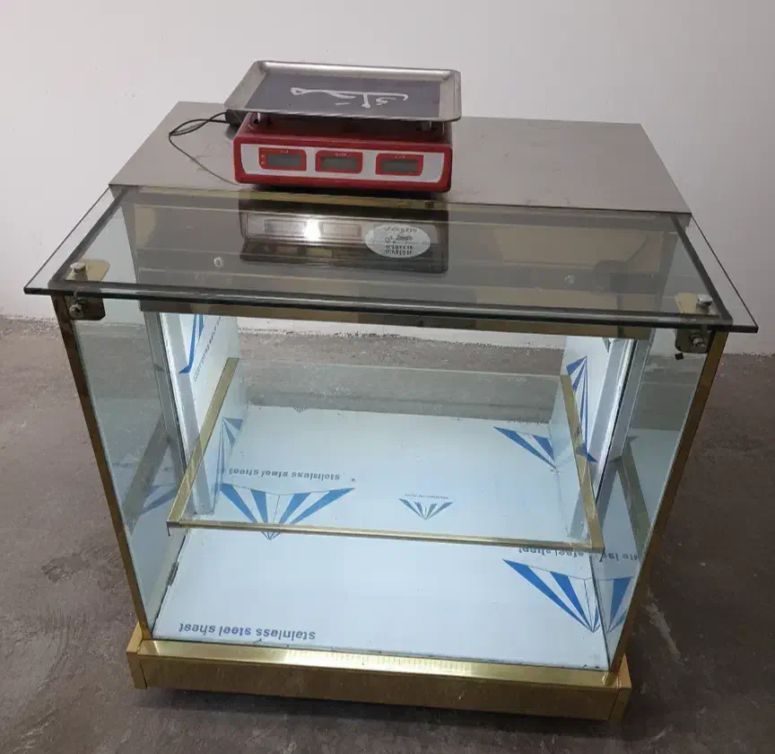 میز ویترینی(مناسب ترازو)|فروشگاه و مغازه|لاهیجان, شیشه گران|دیوار