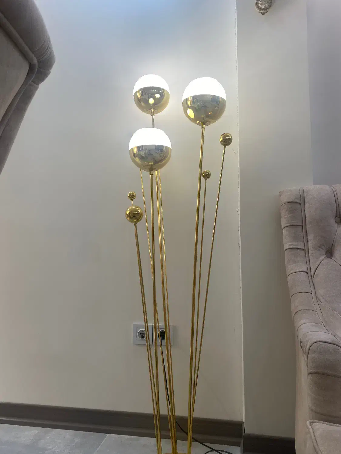 کنار سالنی|چراغ خواب و آباژور|تهران, نیروی هوایی (پیروزی)|دیوار