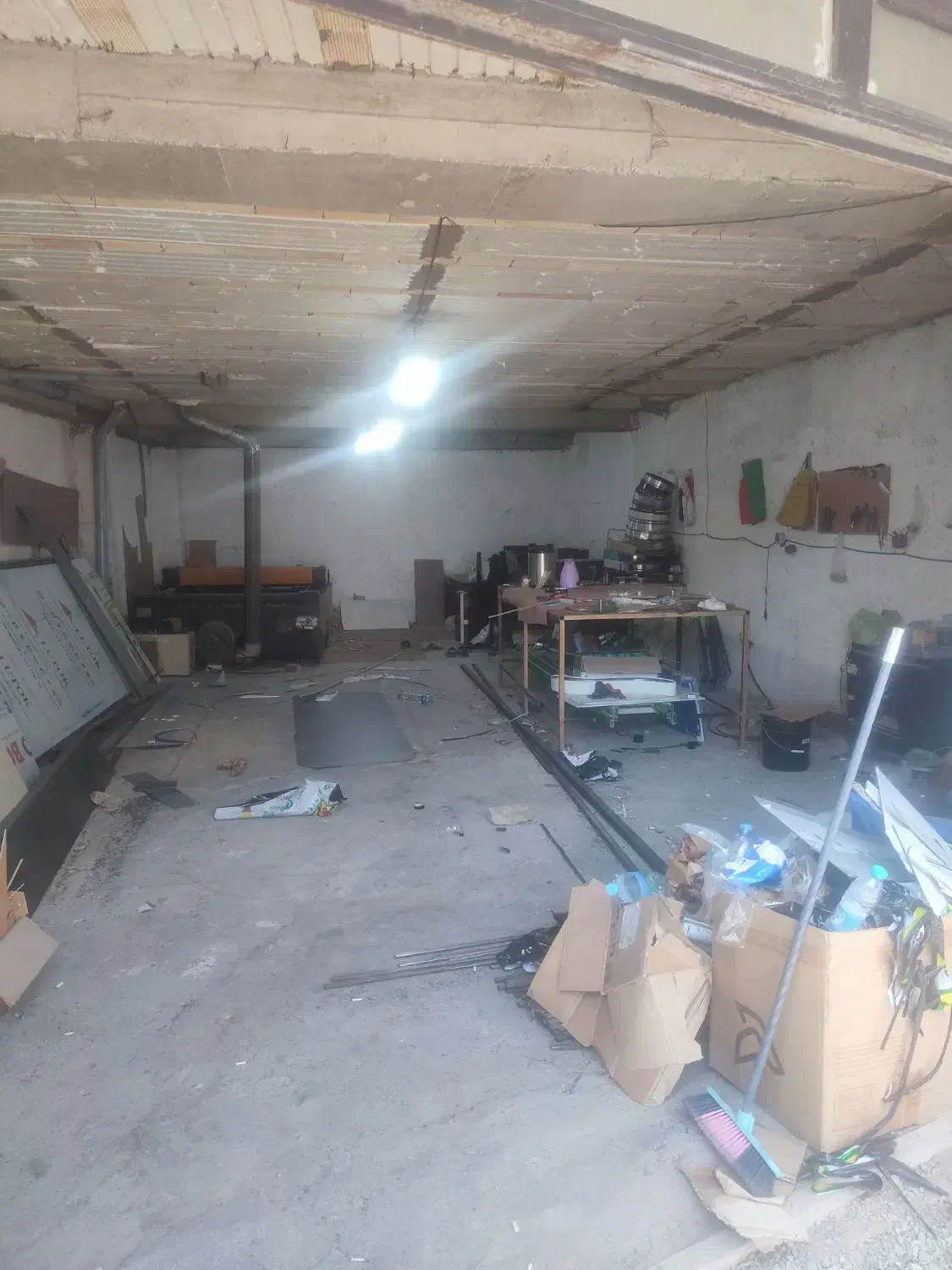 کارگاه یا انباری|اجارهٔ مغازه و غرفه|هشتگرد, شهرک راه آهن|دیوار