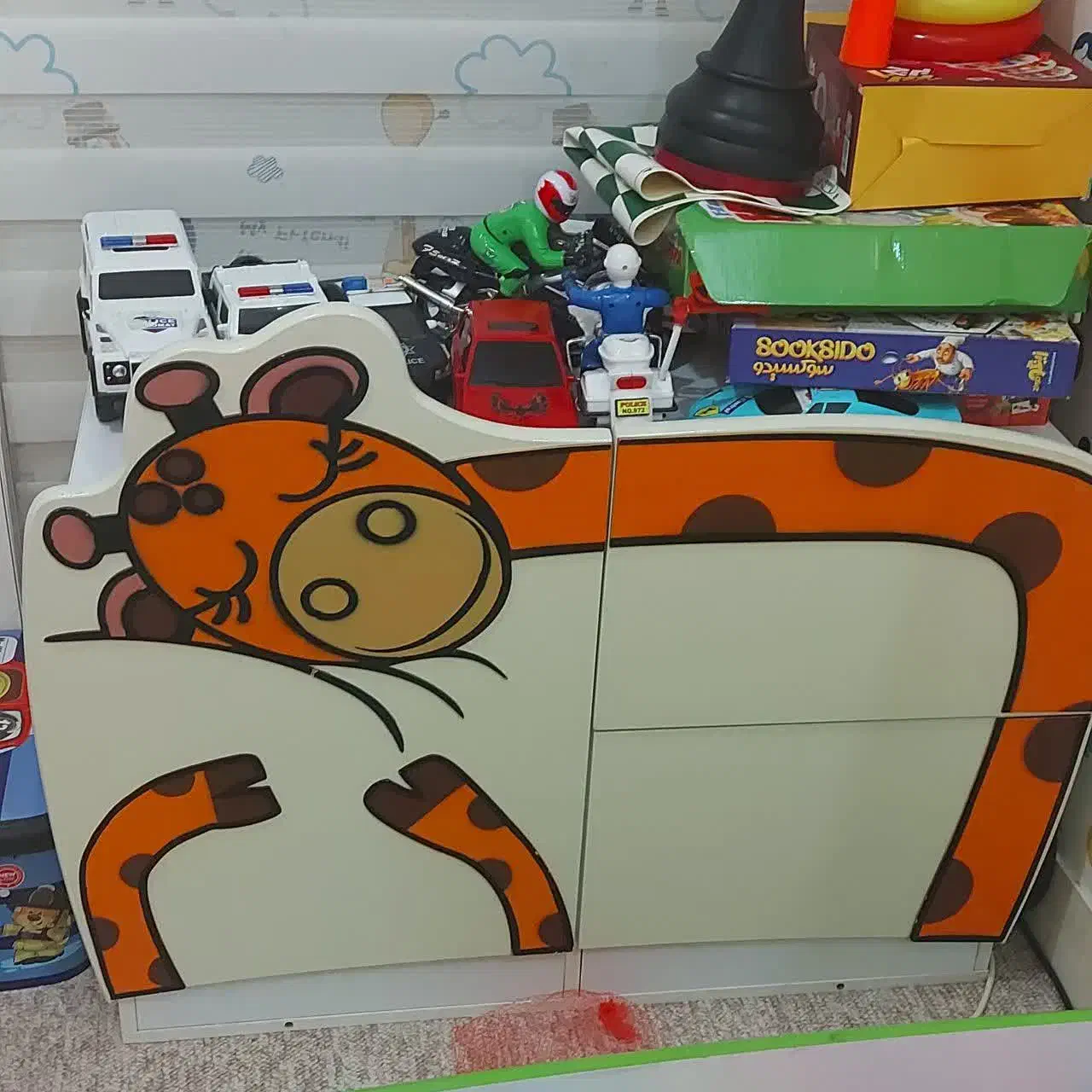 تخت و کمد|اسباب و اثاث بچه|بندر امام خمینی, |دیوار