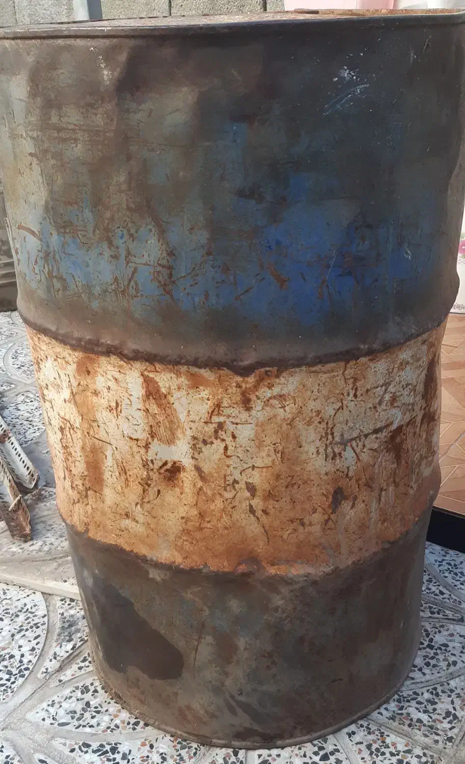 ۲ بشکه فلزی نفت و ۱ بشکه پلاستیکی نفت|مصالح و تجهیزات ساختمان|آبدانان, |دیوار