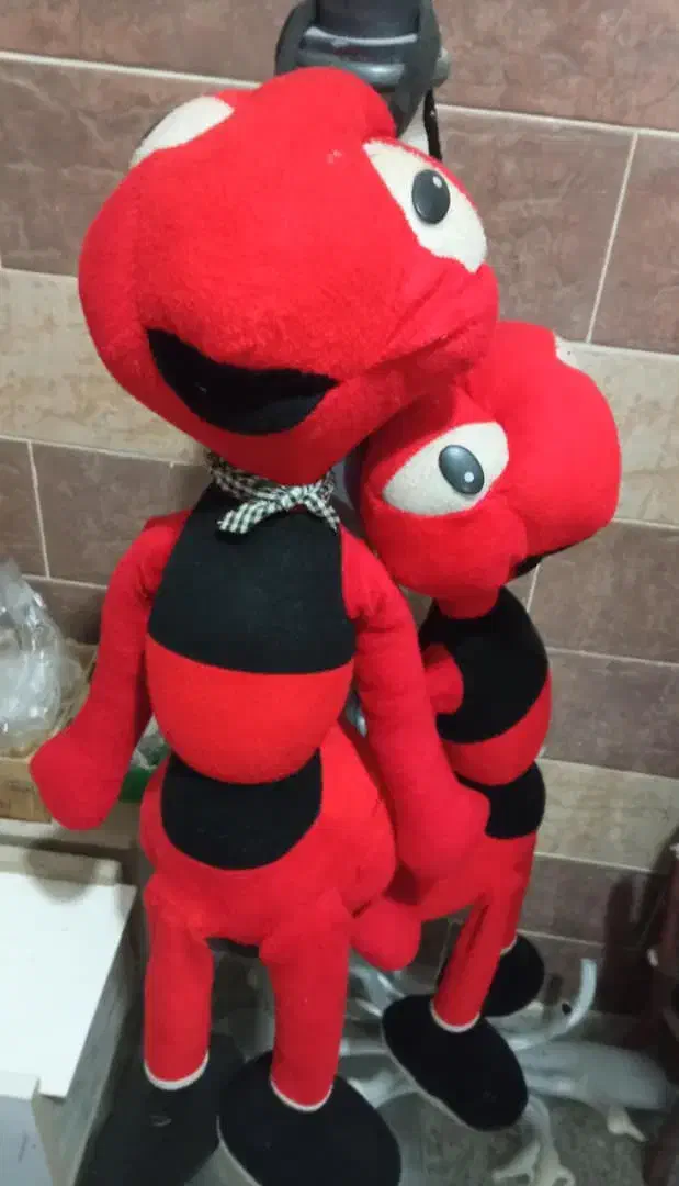 مقداری عروسک نمایشی دو عدد مورچه بزرگ و ...|اسباب‌بازی بچه|آبادان, |دیوار