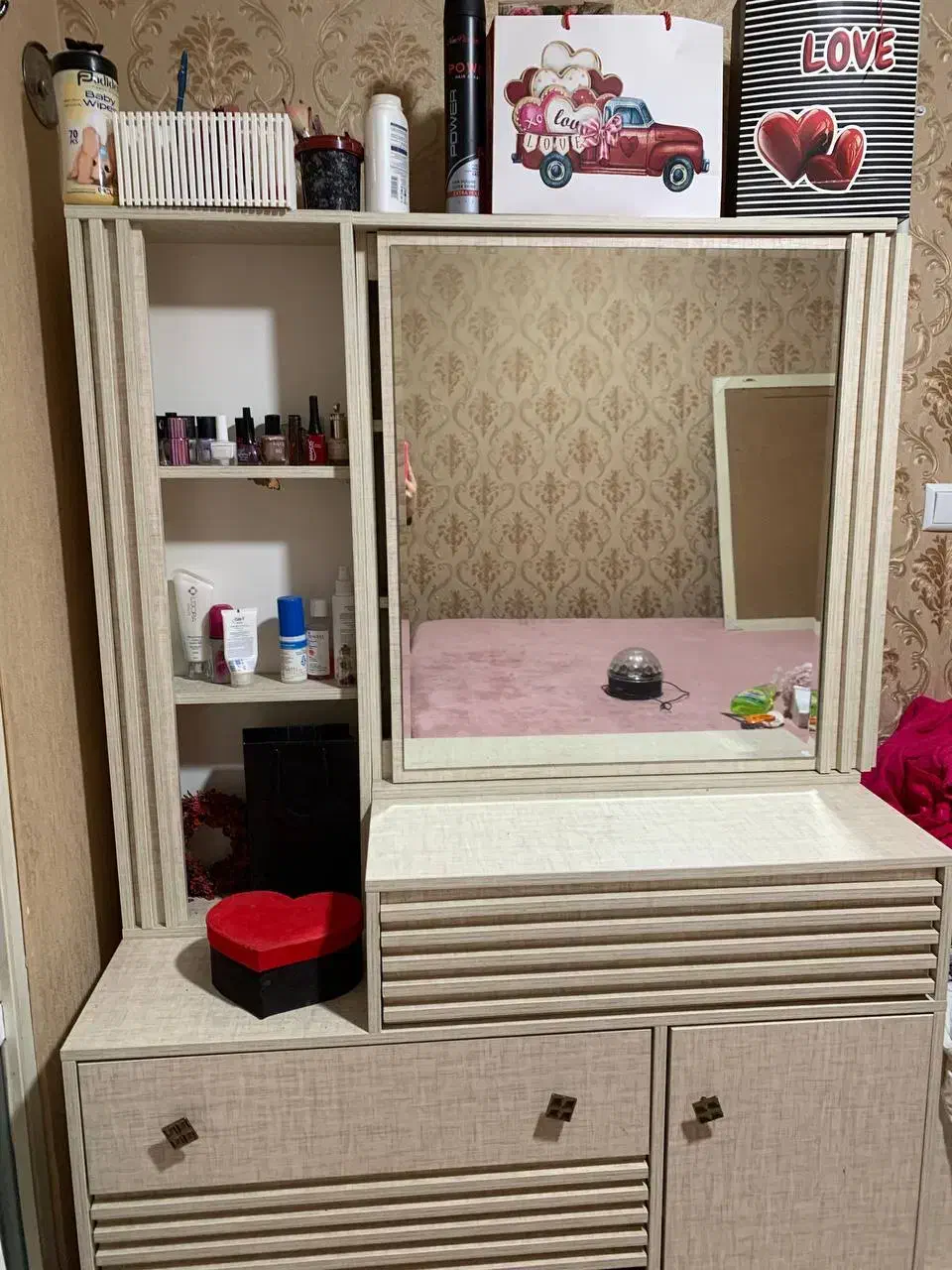 میز ارایش|تخت و سرویس خواب|صومعه‌سرا, |دیوار