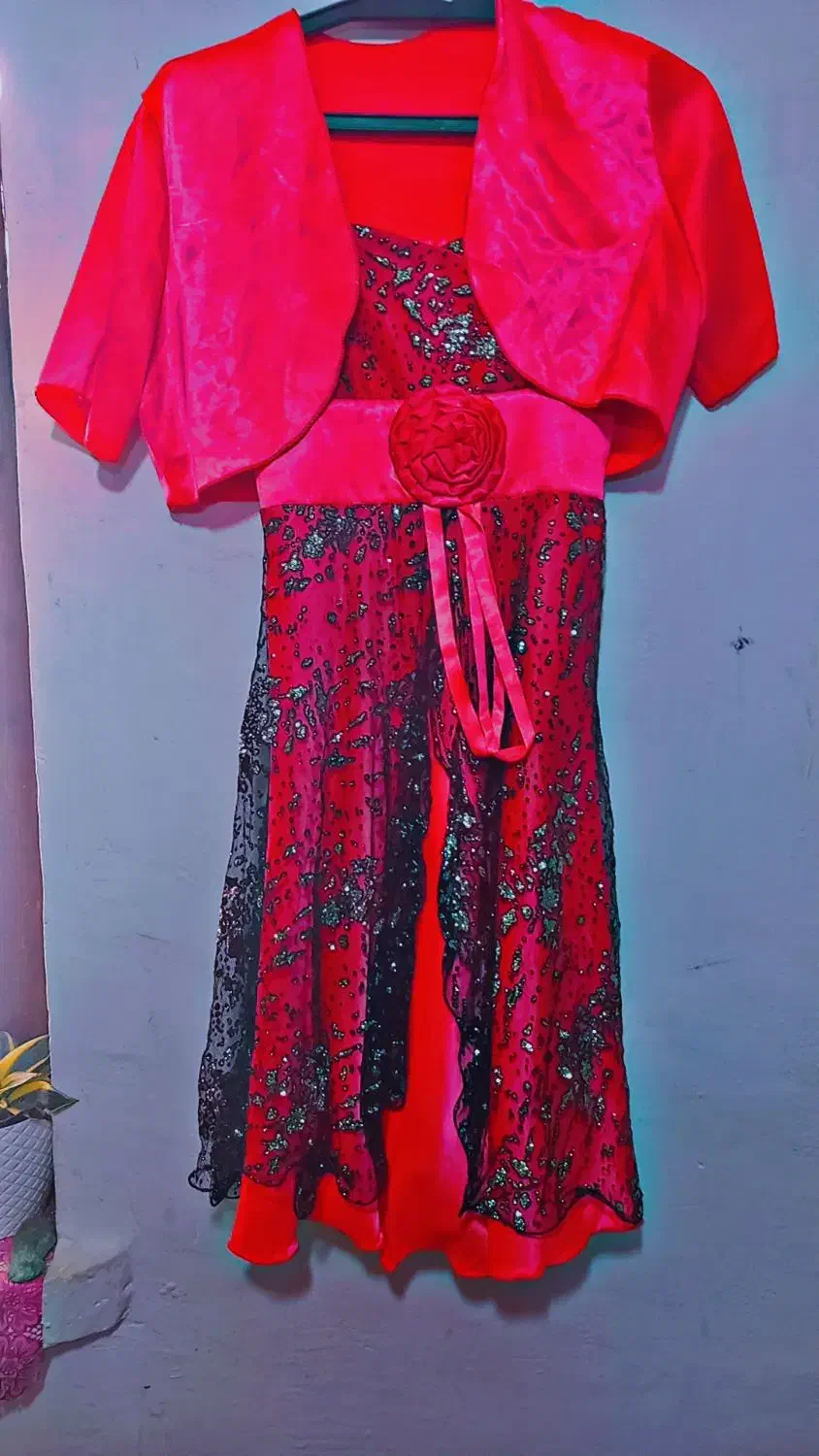 لباس مجلسی و یک کفش پاشنه بلند مجلسی|لباس|سنگر, |دیوار