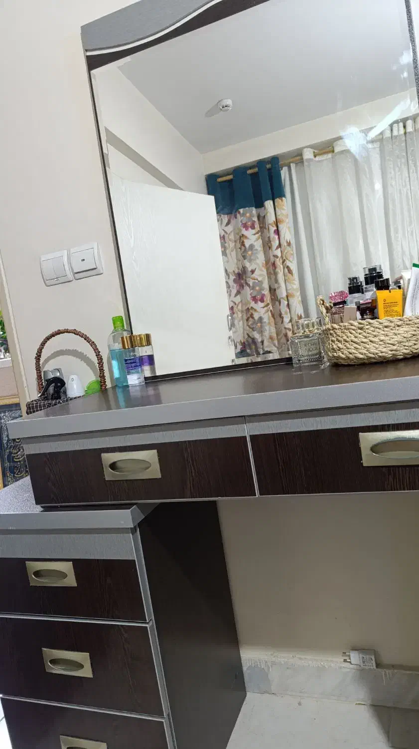 میز آرایش تمام ام دی اف سالم و تمیز|جاکفشی، کمد، دراور|تهران, تهرانسر شمالی|دیوار