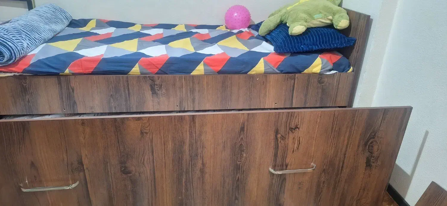 تخت|تخت و سرویس خواب|شاهین‌شهر, خانه کارگر|دیوار