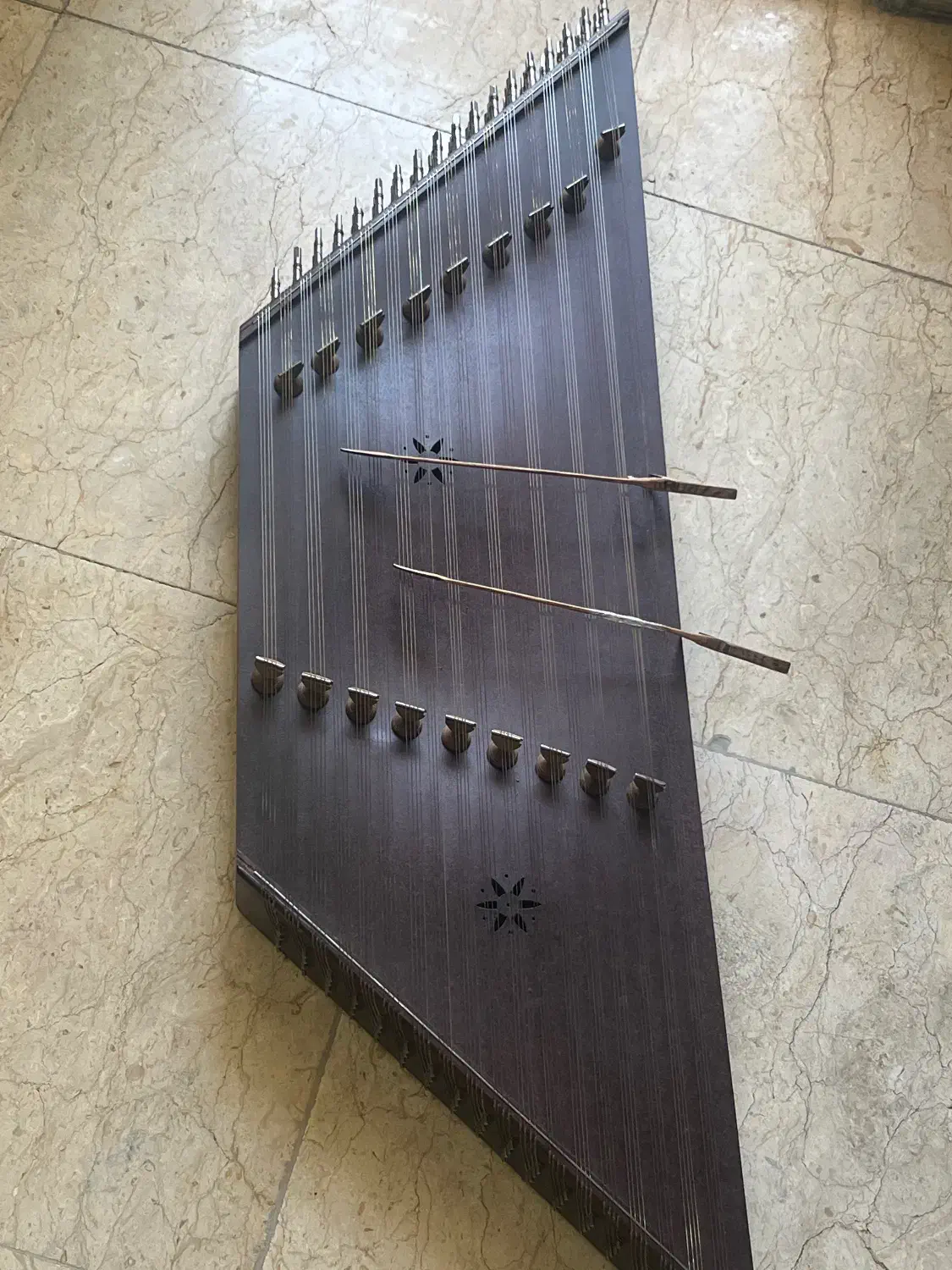 سنتور نو|سازهای سنتی|رشت, گلباغ نماز|دیوار