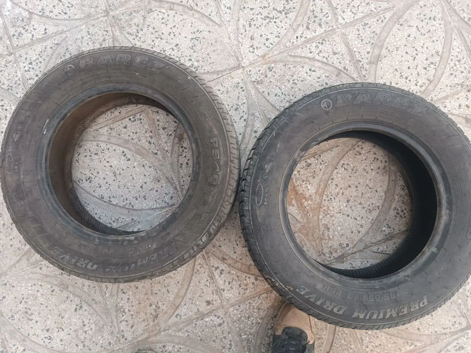 یک جفت لاستیک دست دوم کاملا سالم185 کوییک|قطعات یدکی و لوازم جانبی|پرند, فاز ۶|دیوار