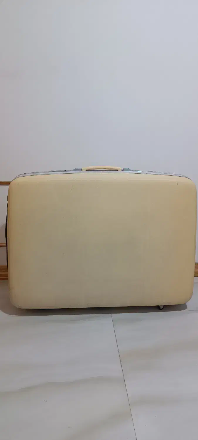 چمدان سفیدتمیز وسالم مناسب جهیزیه ومشکی تمیز|کیف، کفش، کمربند|کرمان, |دیوار