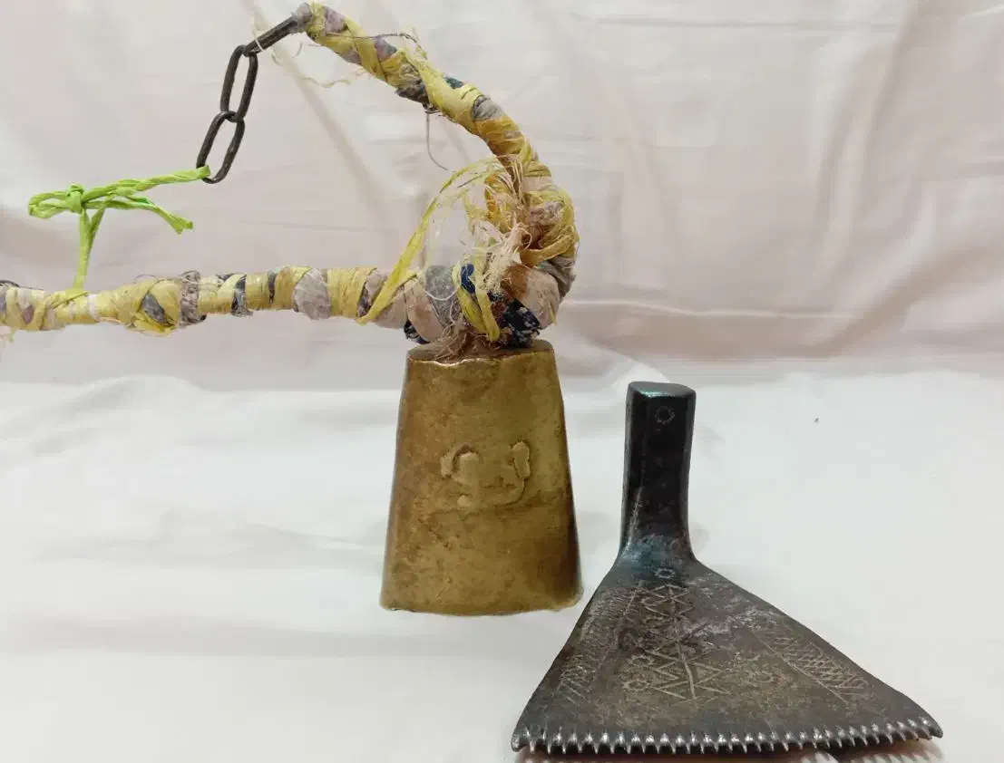 زنگوله قدیمی  و شانه چادربافی جنس برنج|صنایع دستی و سایر لوازم تزئینی|قوچان, |دیوار