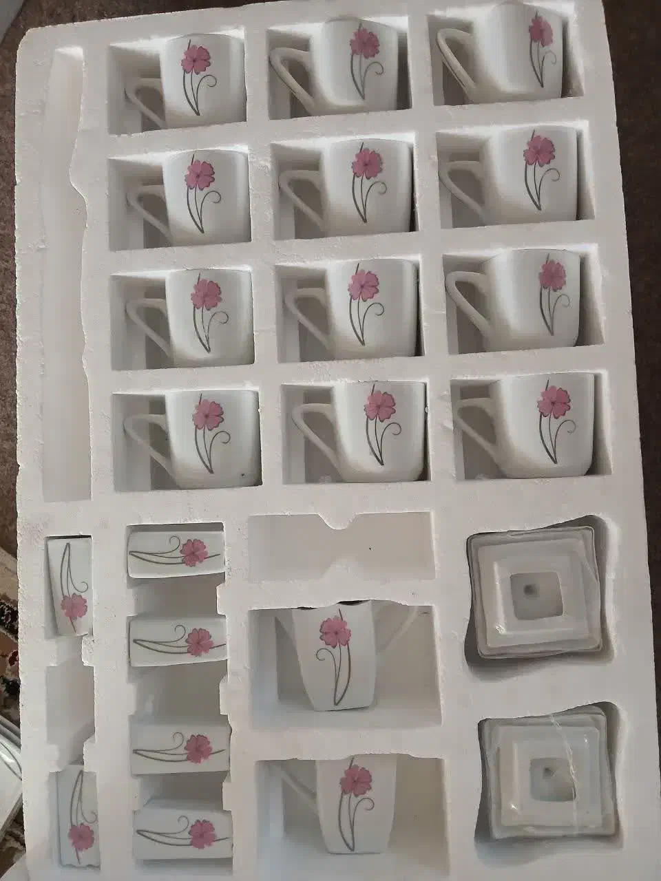 سرویس چینی ۱۲نفره|ظروف سرو و پذیرایی|خمینی‌شهر, |دیوار