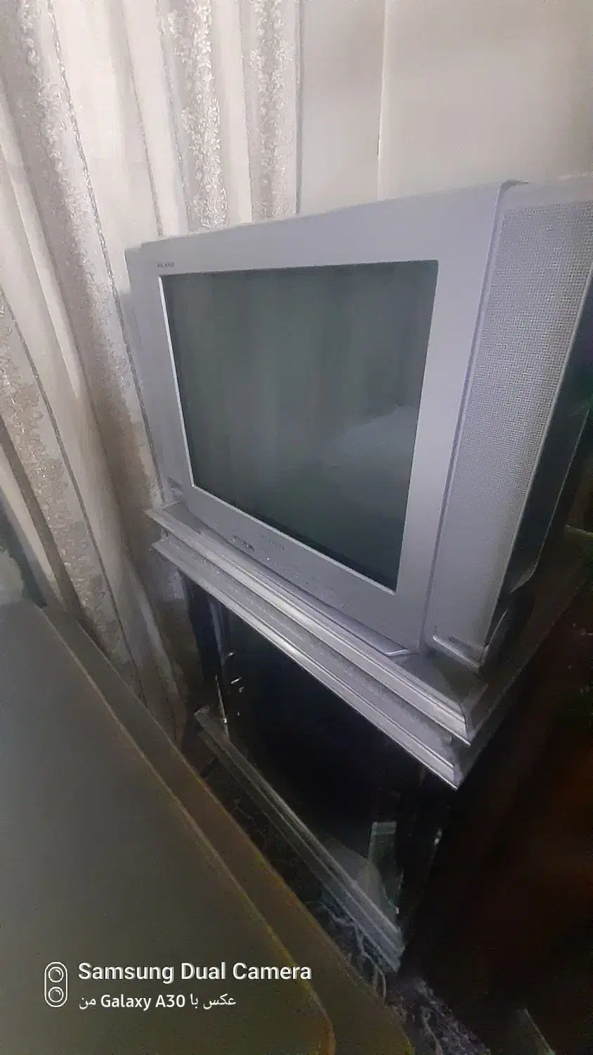 تلوزییون ۲۱ اینچ سامسونگ  و میز|تلویزیون و پروژکتور|ورامین, ورامین|دیوار