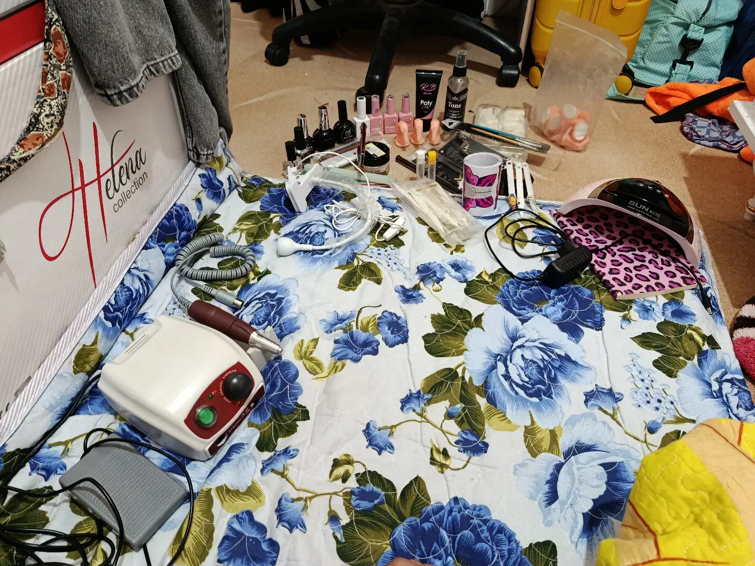 دستگاه ناخن و یووی|آرایشگاه و سالن‌های زیبایی|سنندج, |دیوار