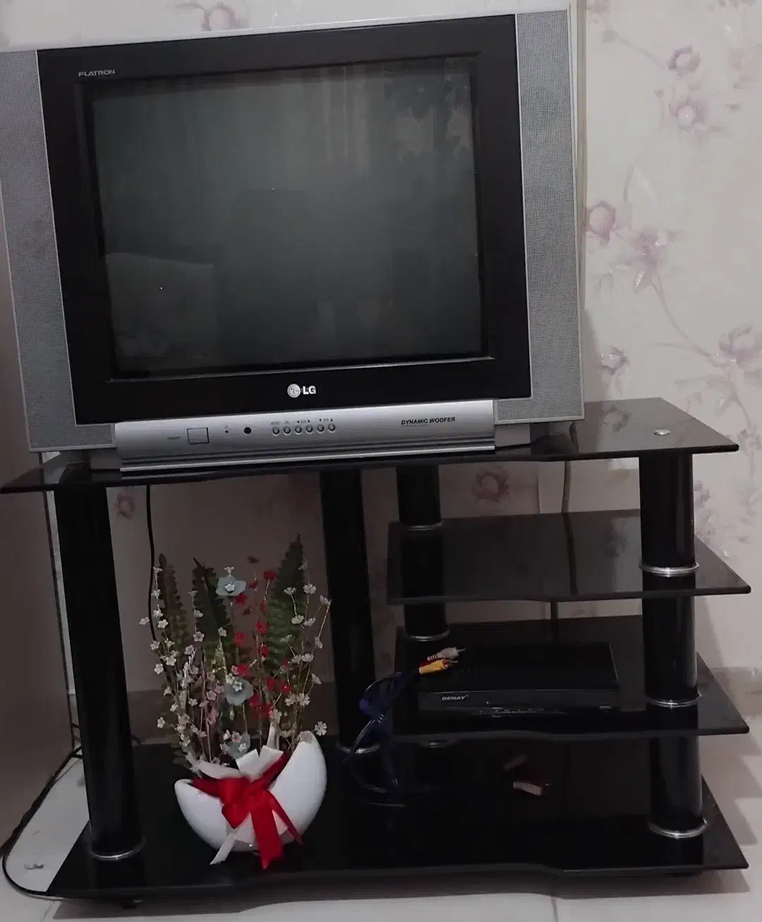 یک عدد تلویزیون با میز به قیمت ۷۰۰تومن|تلویزیون و پروژکتور|بهارستان, |دیوار