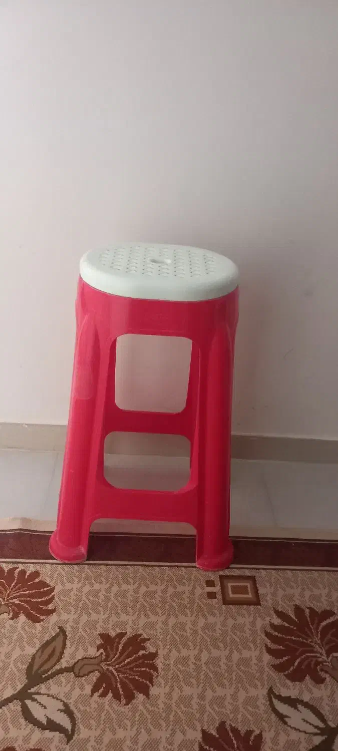 چهار پایه در حد نو و سالم .فروتقه|صندلی و نیمکت|کاشمر, |دیوار