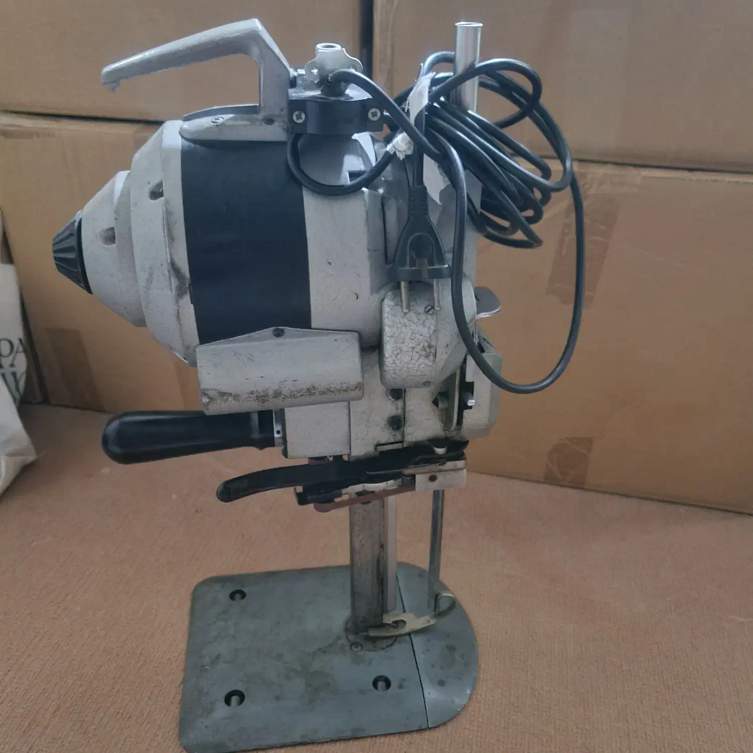 قیچی عمودی ۸ اینچ|چرخ خیاطی و ریسندگی|مشهد, چهارچشمه|دیوار