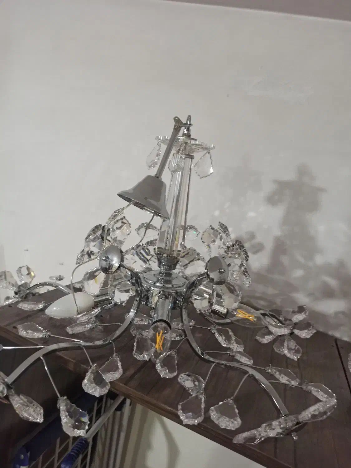 دو عدد لوستر|لوستر و چراغ آویز|بومهن, |دیوار