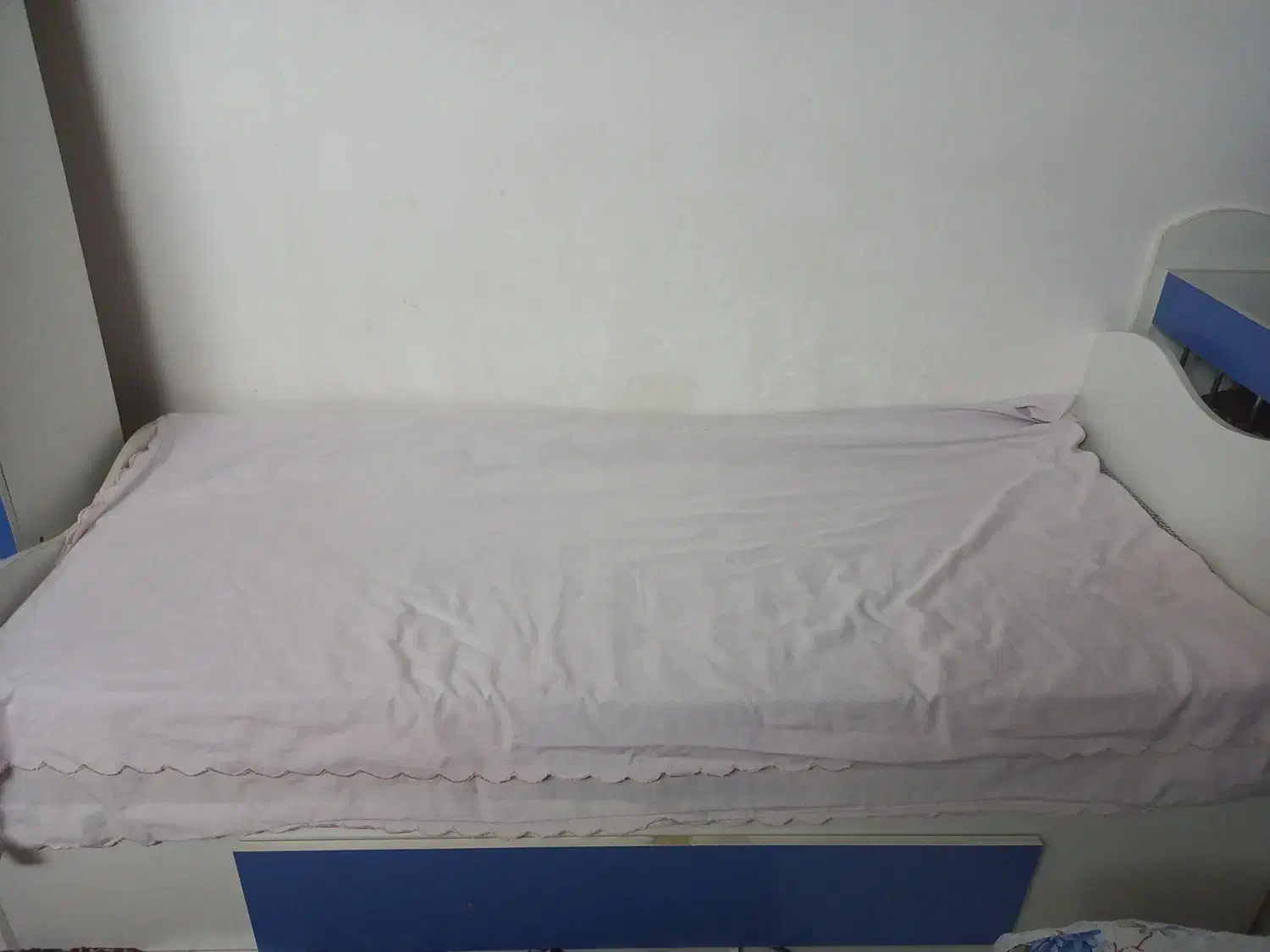 تخت نوجوان سالم و تمیز به همراه خوشخواب سالم|تخت و سرویس خواب|مشهد, کوشش|دیوار