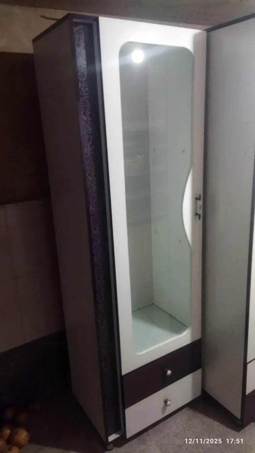 سرویس تختخواب و کمد و آینه|تخت و سرویس خواب|فولادشهر, B2|دیوار