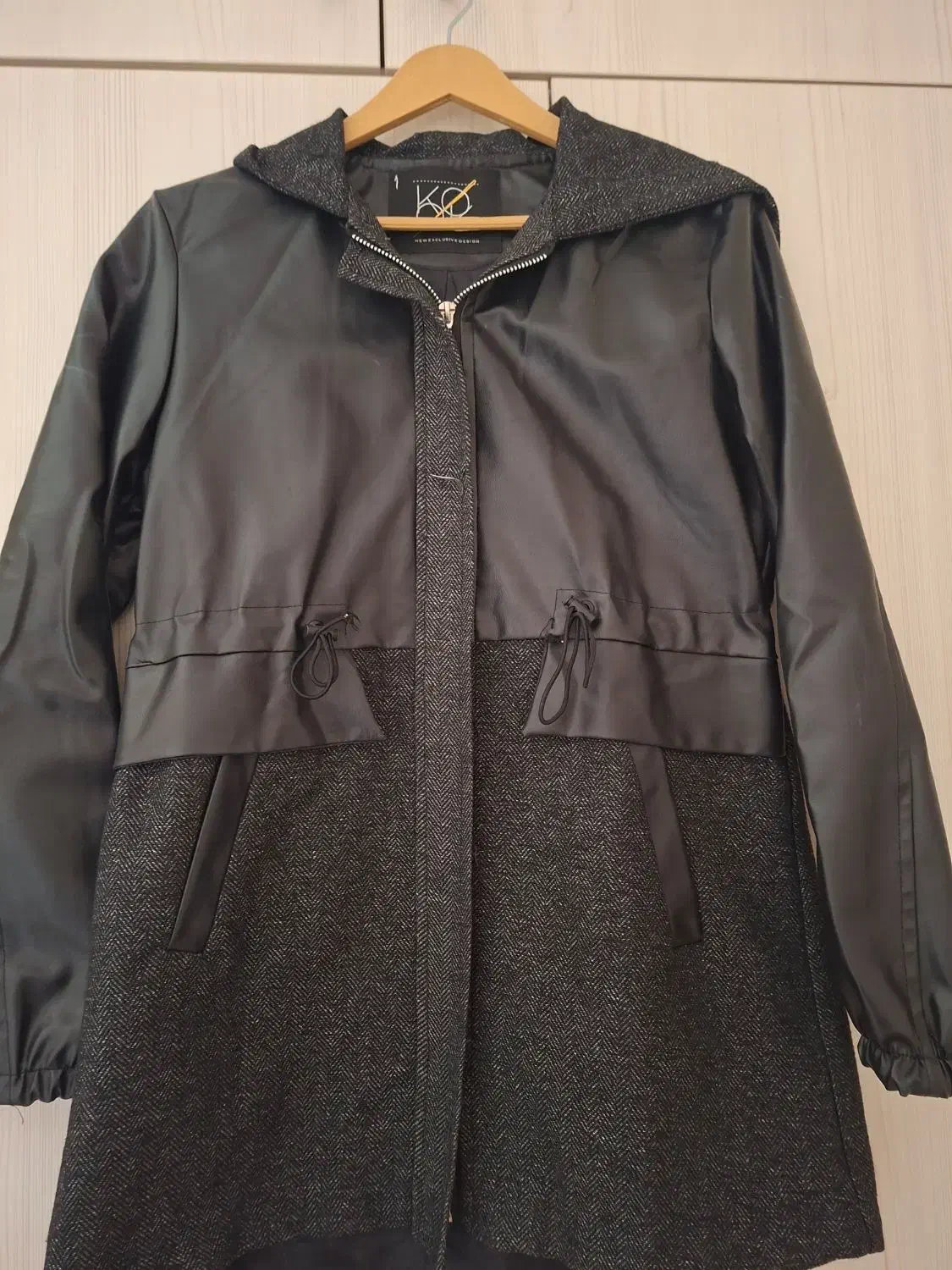 بارونی چرم|لباس|نیشابور, بزرگمهر|دیوار