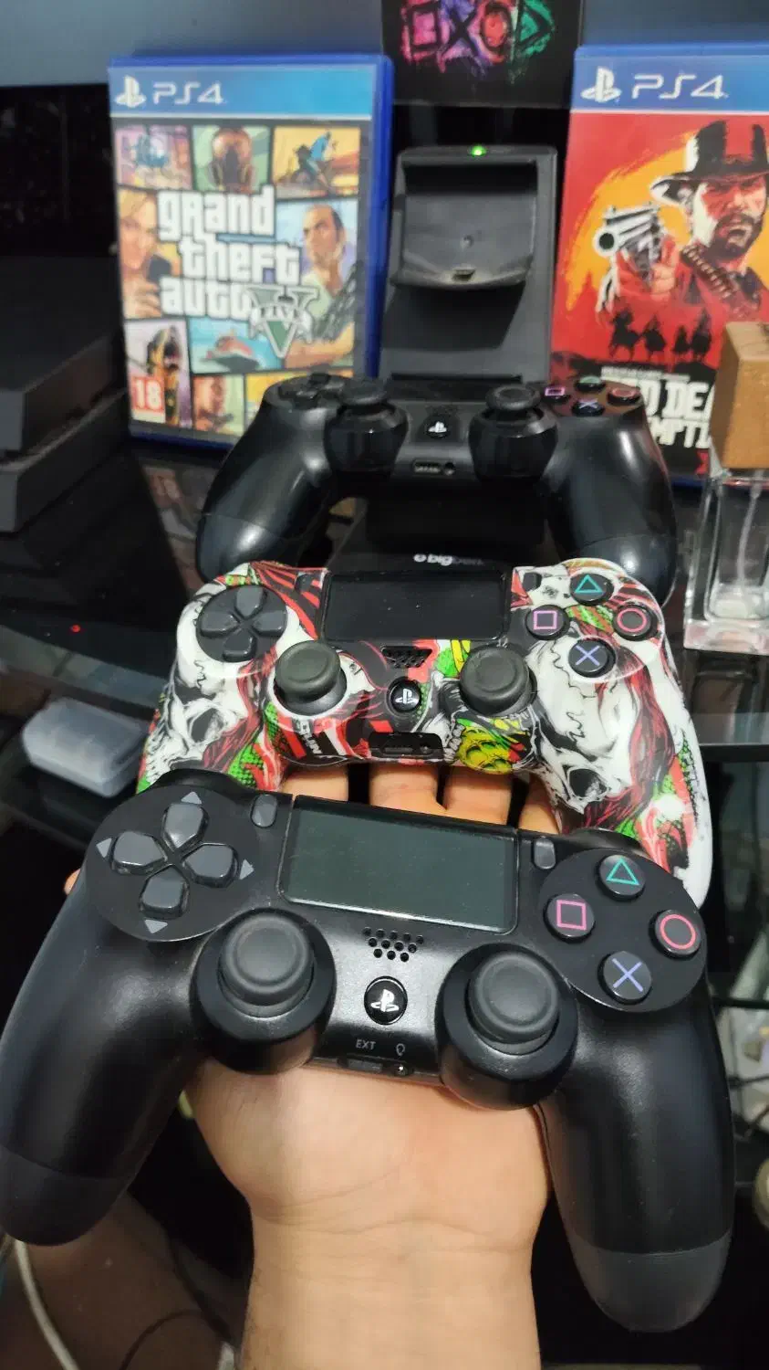 ps4 فت سه دسته همراه با پایه شارژ و سه بازی|کنسول، بازی ویدئویی و آنلاین|ورامین, خیر آباد|دیوار