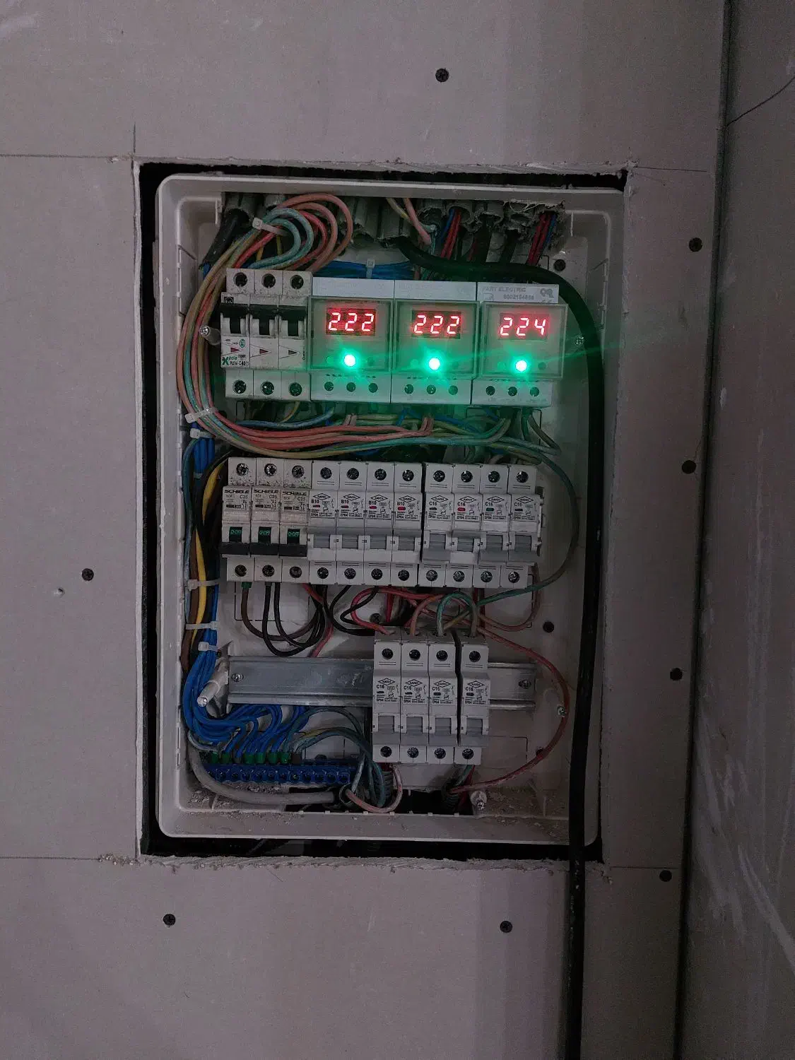 برقکار محافظ برق پردیس فاز ۱و۲و۳و۴و۵و۸و۹و۱۱|خدمات پیشه و مهارت|پردیس, فاز ۸|دیوار