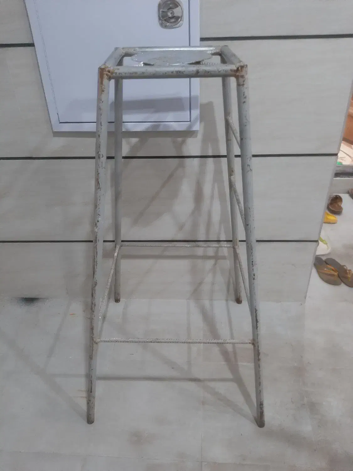 صندلی ۴ پایه فلزی یک مترو ۳۰|صندلی و نیمکت|سبزوار, قائم|دیوار