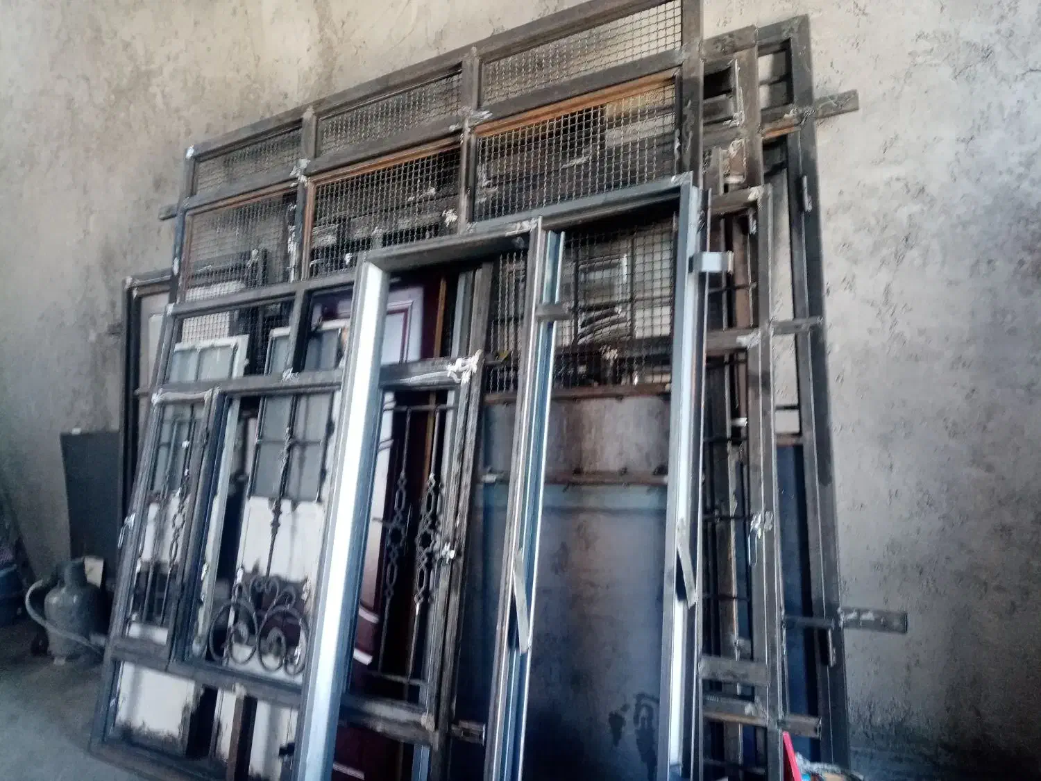 جوشکاری و خورده کاری ساخت و نصب نرده نصب قفل|خدمات پیشه و مهارت|بیرجند, |دیوار