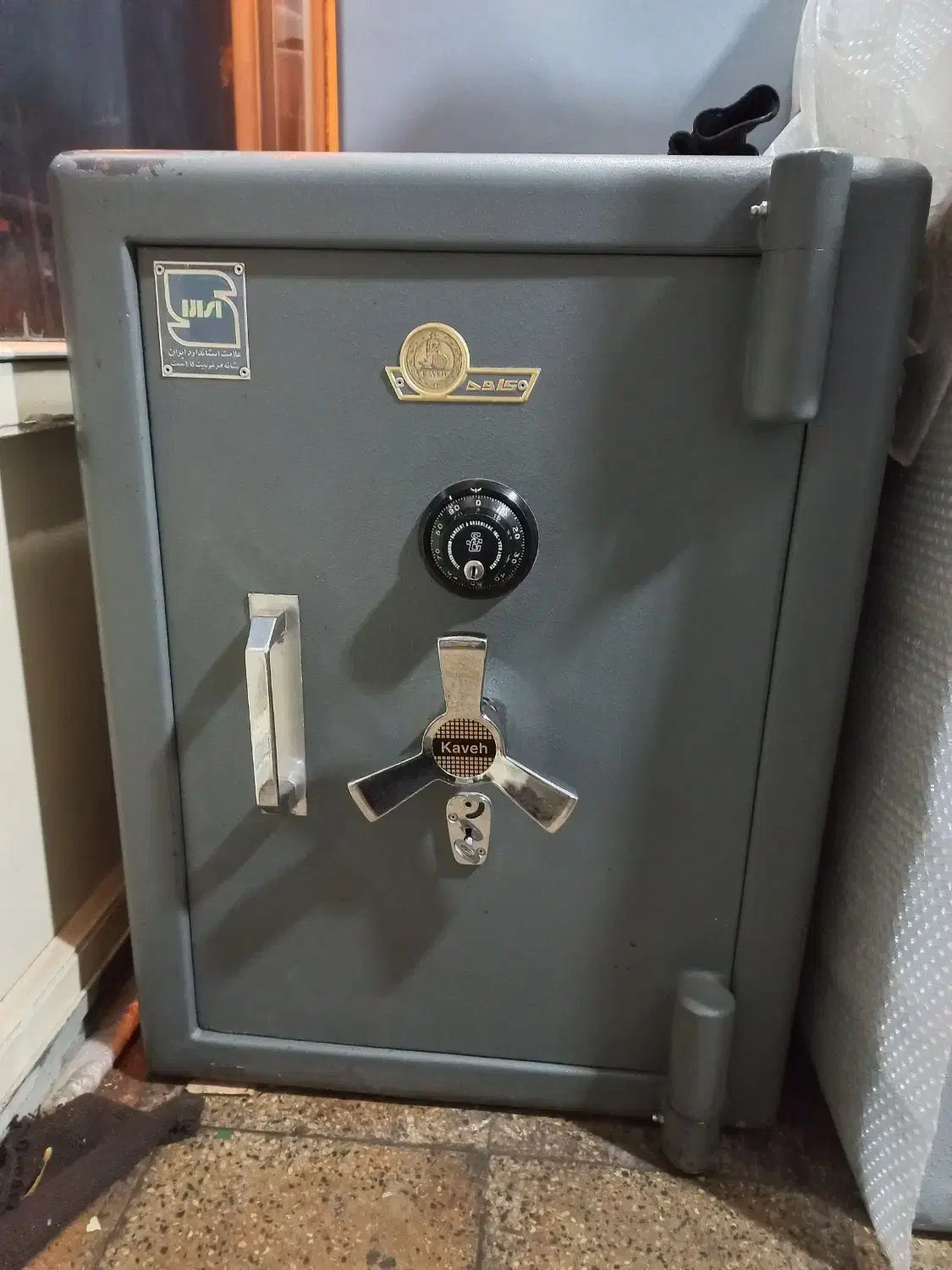 گاوصندوق (زنجان) ایستاده ویترینی گاو صندوق اصل|ابزارآلات|زنجان, |دیوار