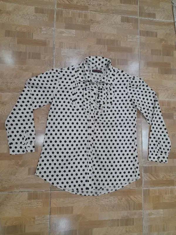 .تعدادی لباس|لباس|رشت, دباغیان|دیوار