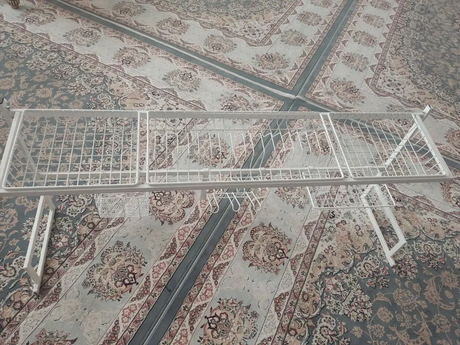 آبچکان پشت پنجره|آب‌چکان و نظم‌دهنده ظروف|قم, میرزائیه|دیوار