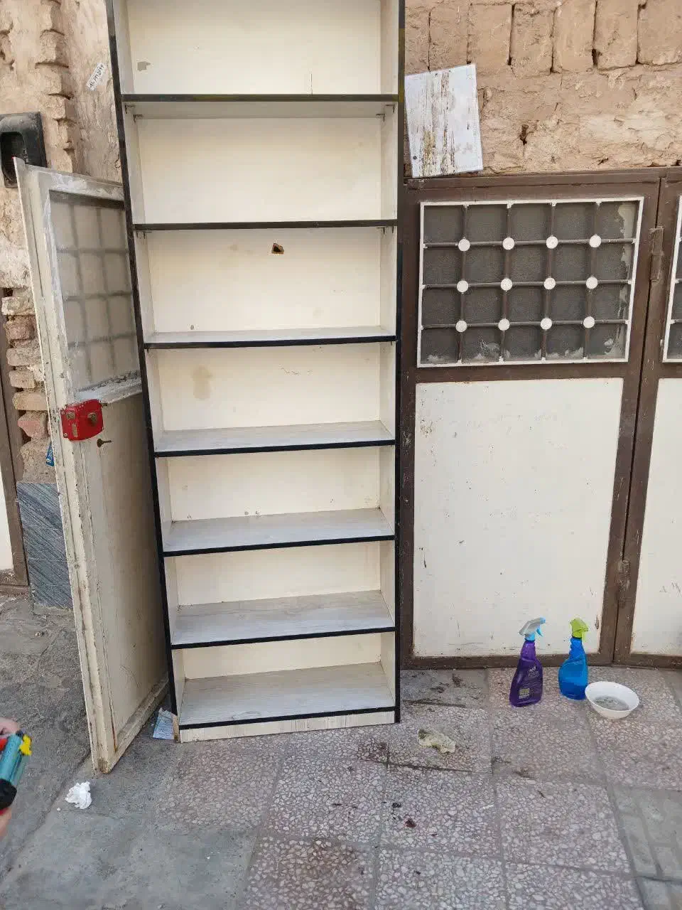 یک عدد میز پیشخوان و ۵ عدد قفسه mdfو یک کره گیر|فروشگاه و مغازه|قم, علی آباد سعدگان|دیوار