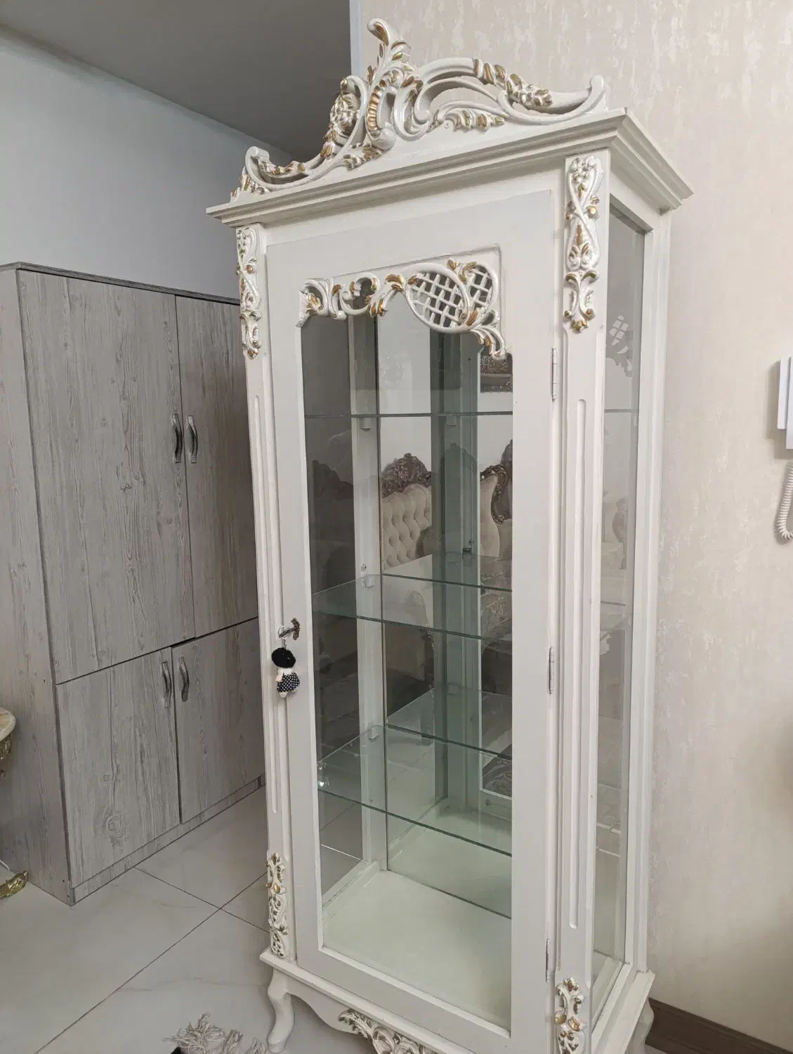 ویترین سفید صدفی با سر گل های طلایی|بوفه، ویترین، کنسول|تهران, شهرک شهید رجایی (کوی نوبنیاد)|دیوار